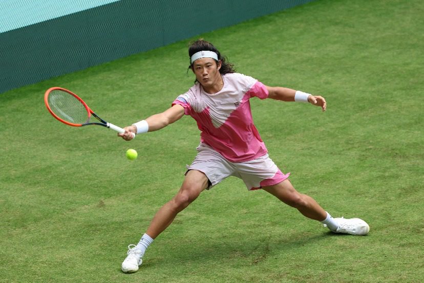 Tennis Report: Zhang Zhizheng Claims First Grass Win of the Year, Set to Face Medvedev in Halle