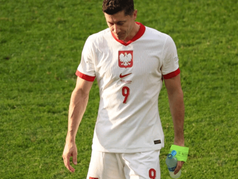 Polish Manager: Lewandowski's Bench Role Was a Team Decision, Aim Was to Win in Second Half but Tactics Failed