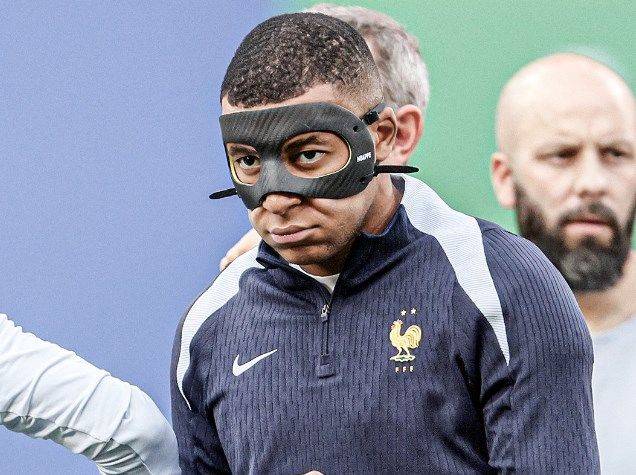 Deschamps: Mbappé's condition is improving, he's adapting to his mask