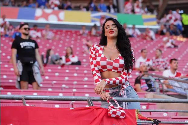 Croatian Rhapsody's Prelude! National Goddess Noor from the Croatian Team Sents a Passionate Kiss from the Stands