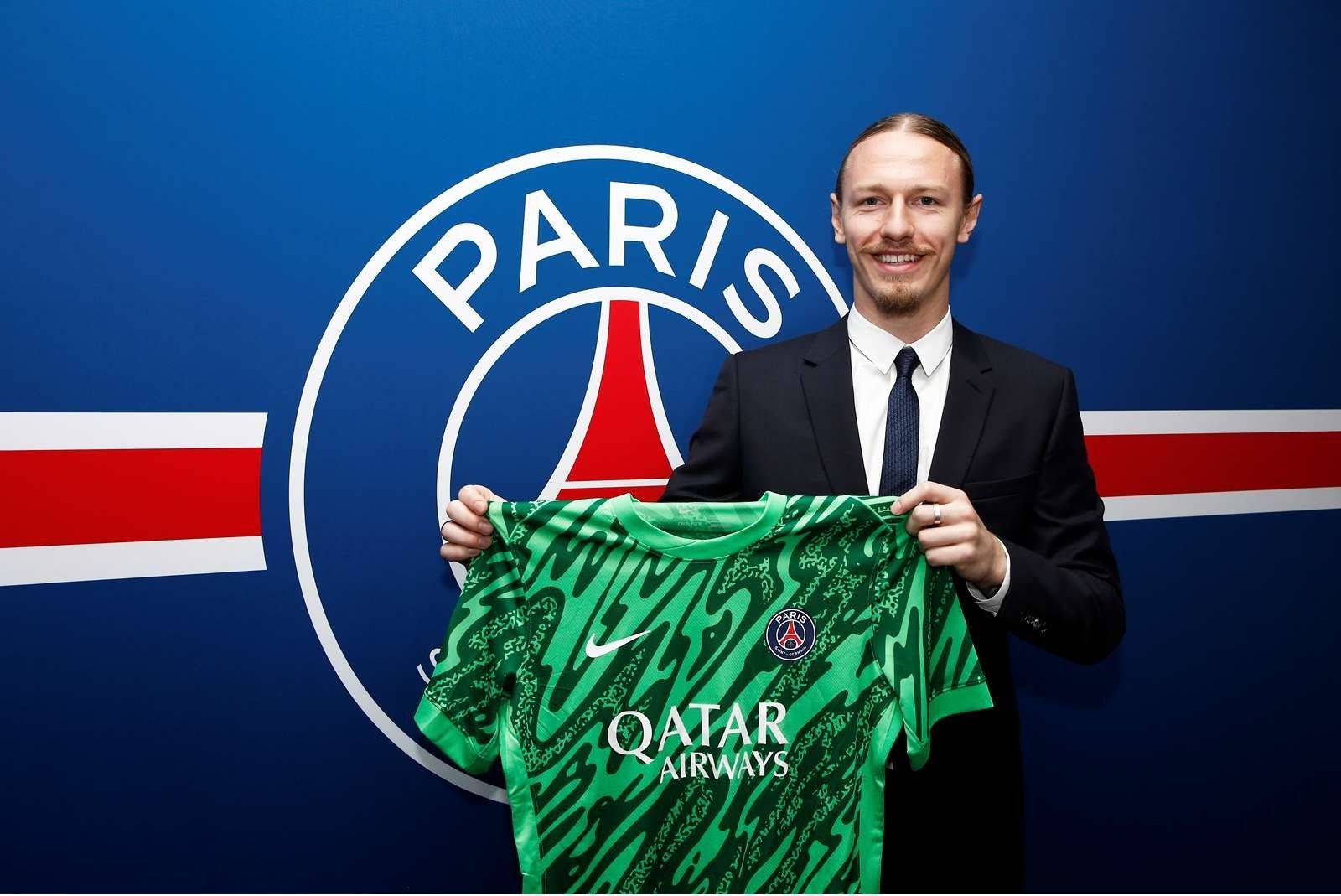 Official: Paris Saint-Germain Signs Russian Goalkeeper Safonov Until 2029