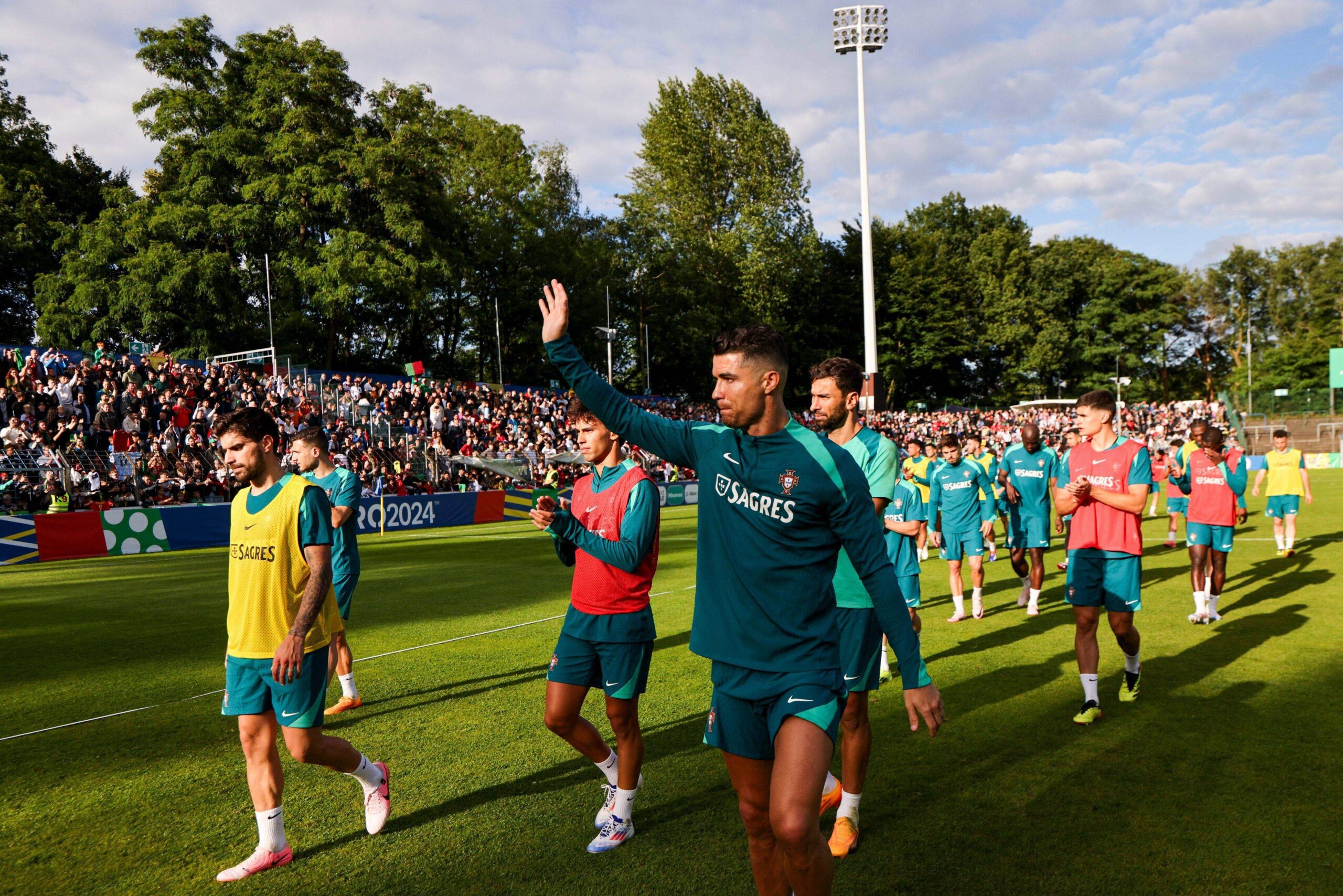 【One Picture Says It All】Ronaldo Thanks Fans for Supporting Portugal on Social Media: Feels Like Home!