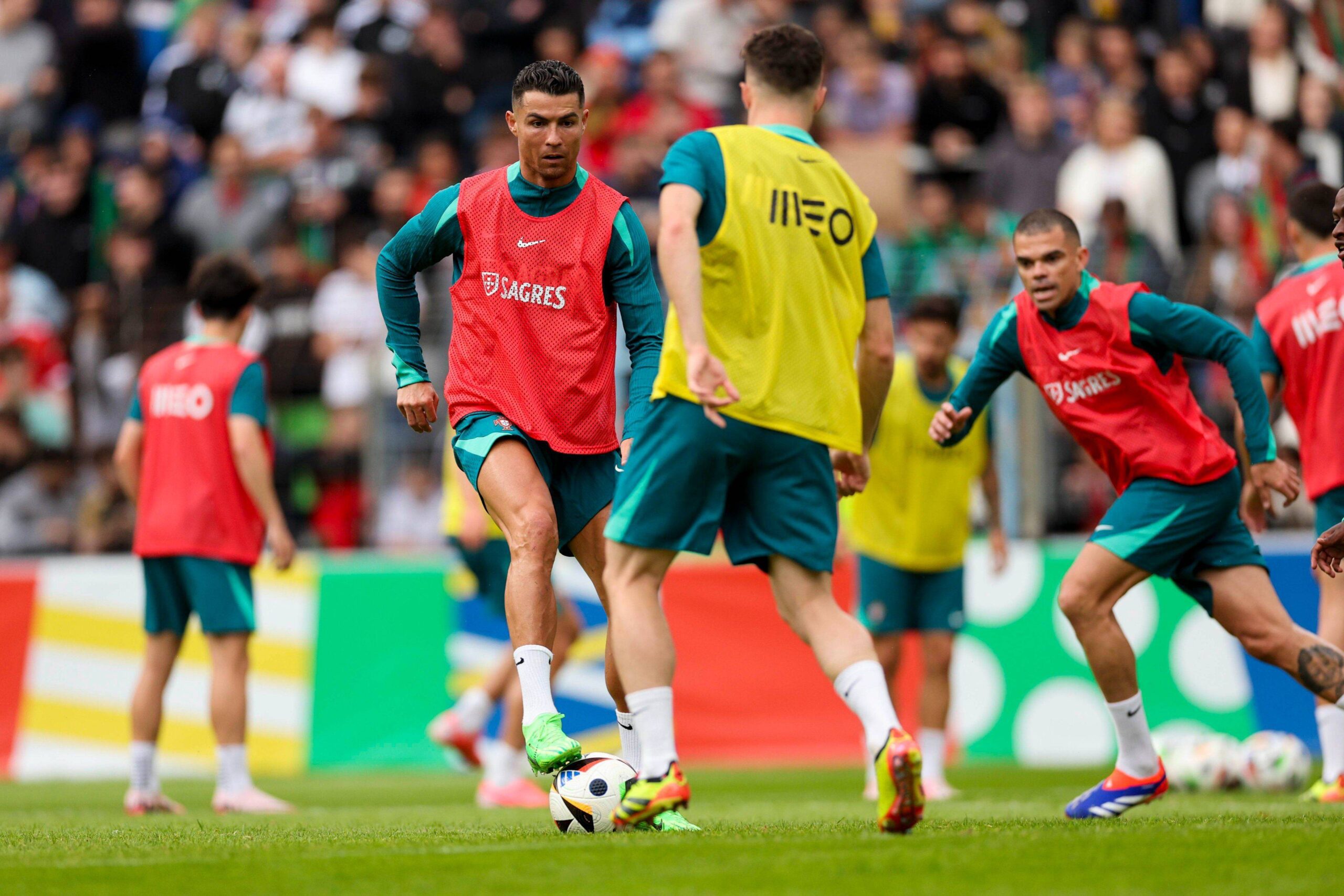 【One Picture Says It All】Ronaldo Thanks Fans for Supporting Portugal on Social Media: Feels Like Home!