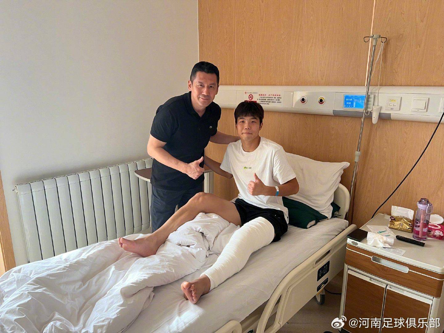 Long-Term Injury: Henan Yang Chen Represents the Club in Visiting Liu Bin at the Hospital