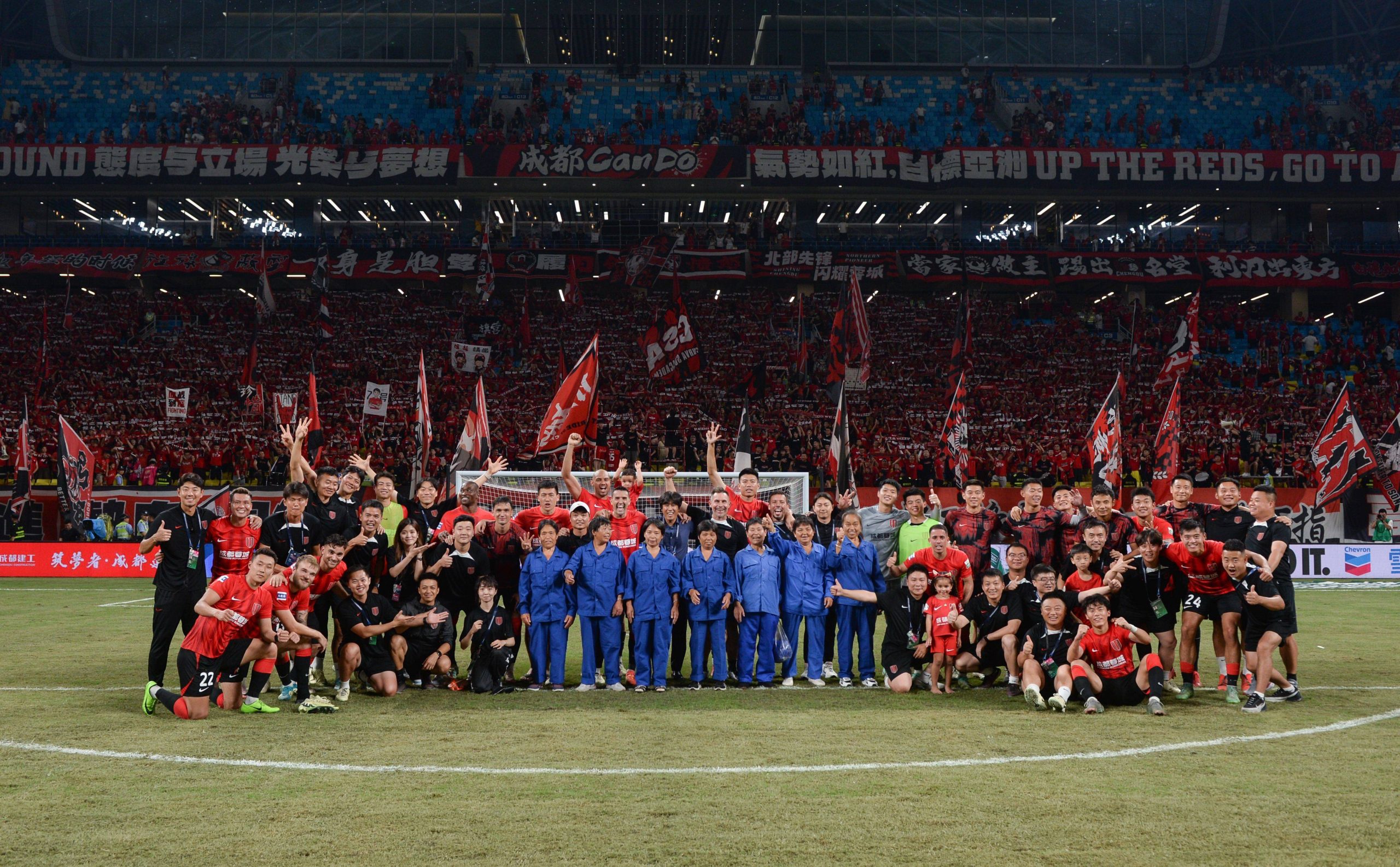 Warmth Abounds! Chengdu Rongcheng Invites Cleaning Aunts onto the Pitch to Share Victory Joy