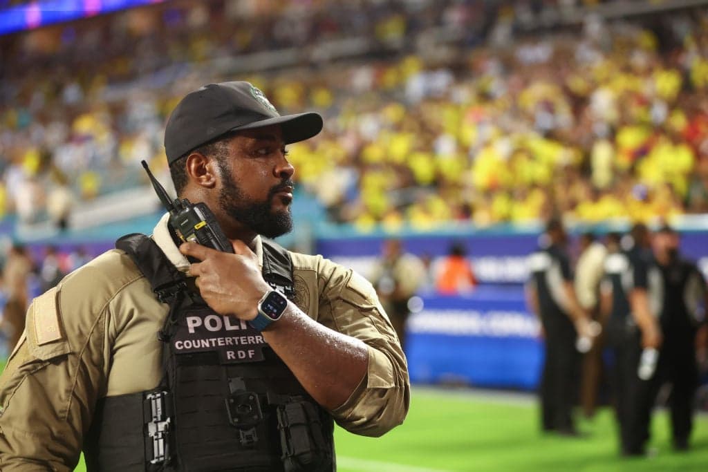 US Media: Final Delayed Due to Light Rain; Full Stands Prove US is a Soccer Nation