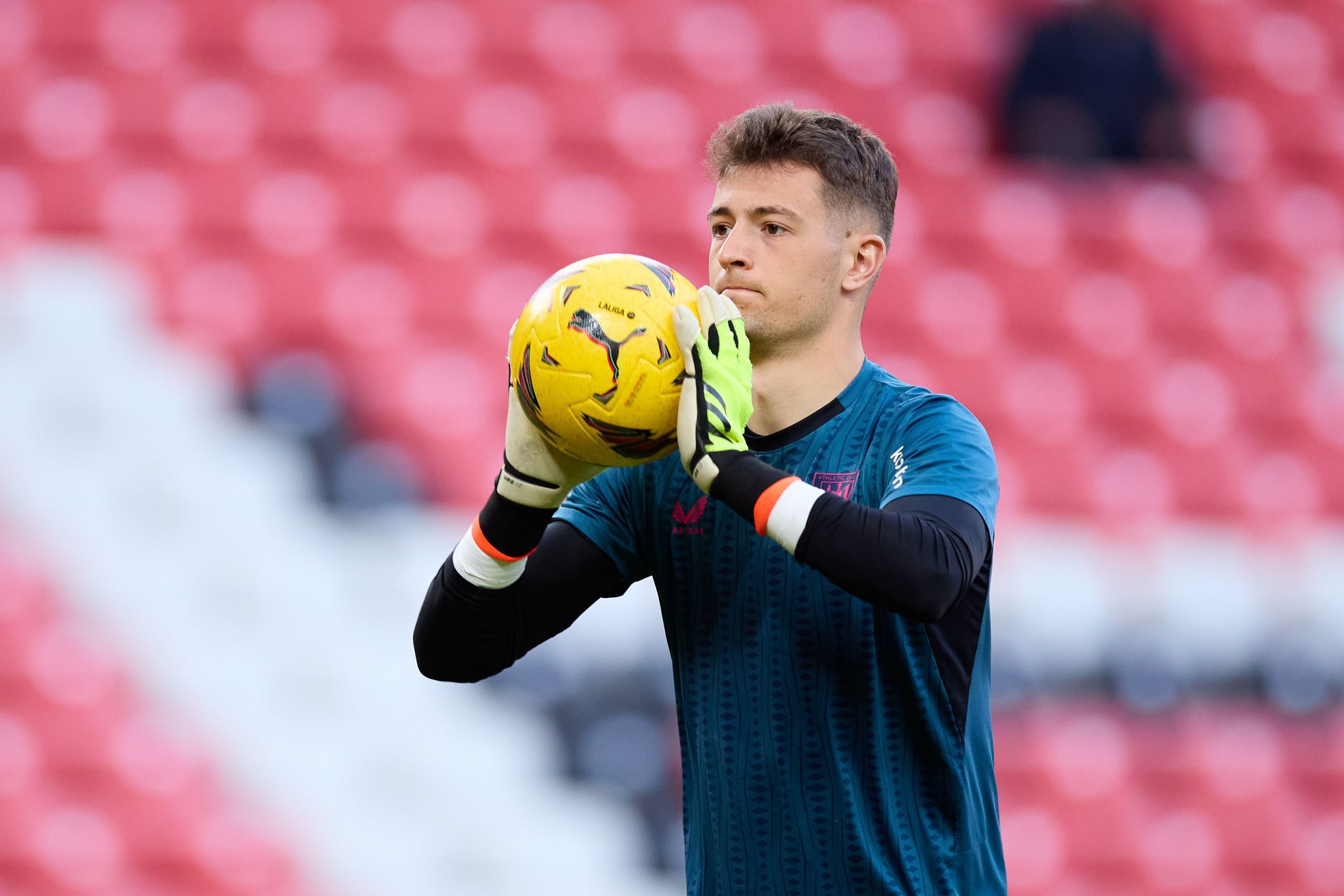 Official: Athletic Bilbao Goalkeeper Agirizabal Injured in Training with Three Fractures in the Waist