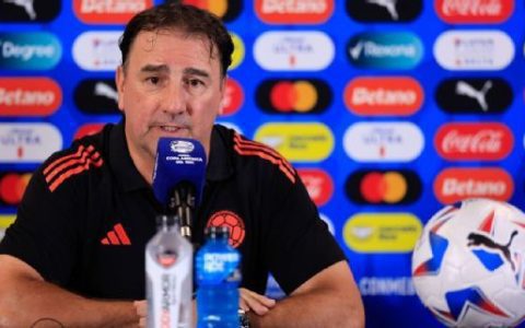 Colombian Coach: Fail to Understand Why Team's Tardiness Leads to Coach Suspension; Adjusting Half-time for Shakira's Performance is Inappropriate