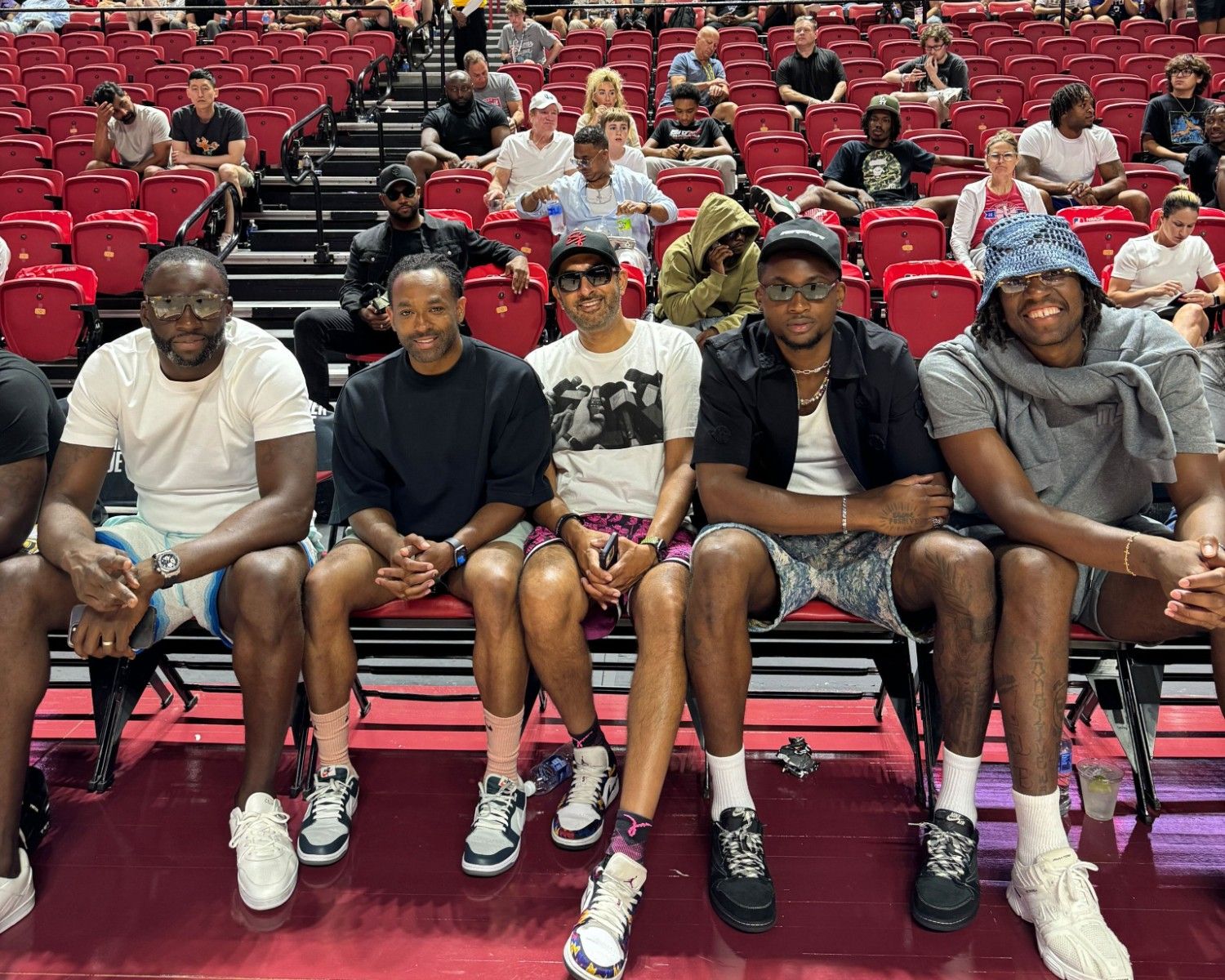 Come to see the little brothers! Draymond Green, Jonathan Kuminga, and Kevon Looney watch the Warriors vs. Bulls in the NBA Summer League live.