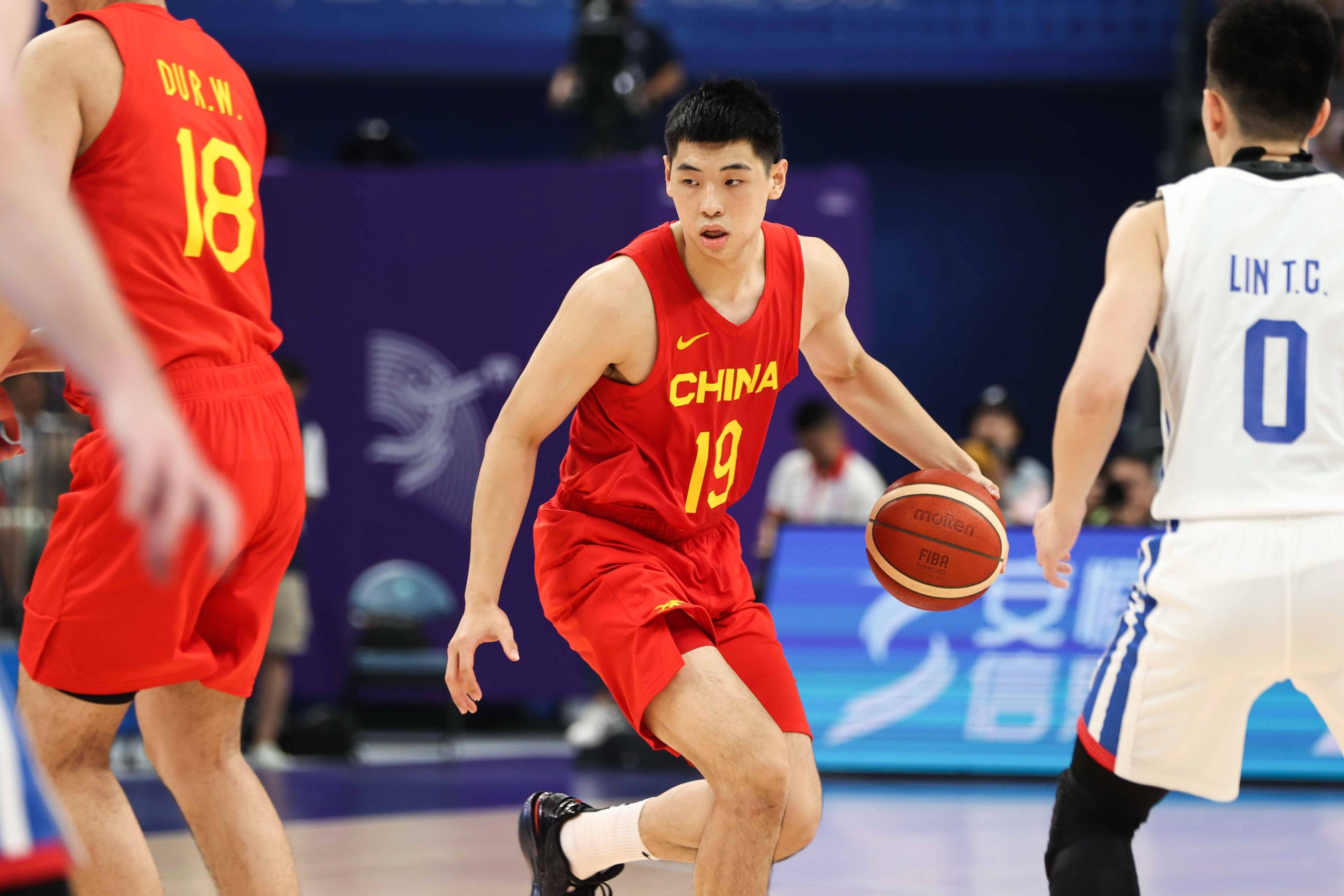 Cui Yongxi's Father, Cui Mingguang, and Agent Li Qun Launch Basketball Training Camp; Cui Yongxi Becomes Image Ambassador