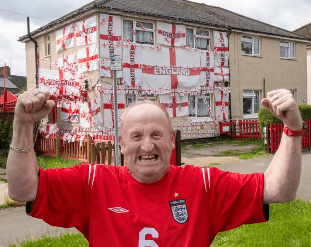 English football fan covers house with team symbols, causing traffic jams and drawing crowds