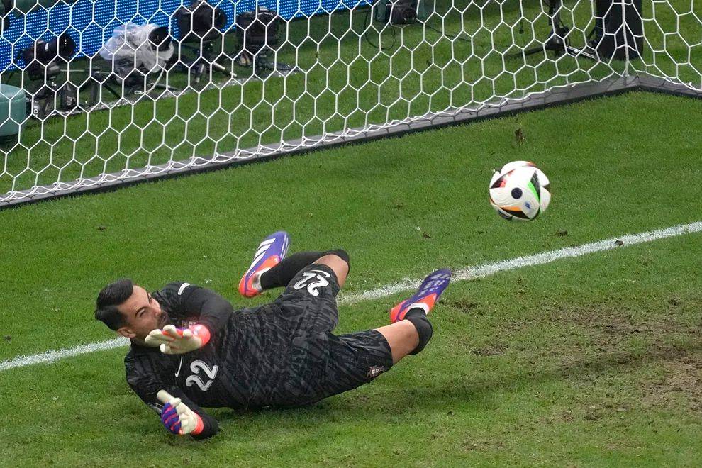 Spanish Media Reveals the Hero of Portugal's Penalty Save: A Record-Breaking Goalkeeper in the Champions League, Already Endorsed by Casillas