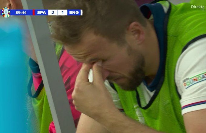 Shattered Euro Dreams! Kane Struggles to Hold Back Tears: A Yearly Struggle for Glory, Falling Short of a Youthful Role Model