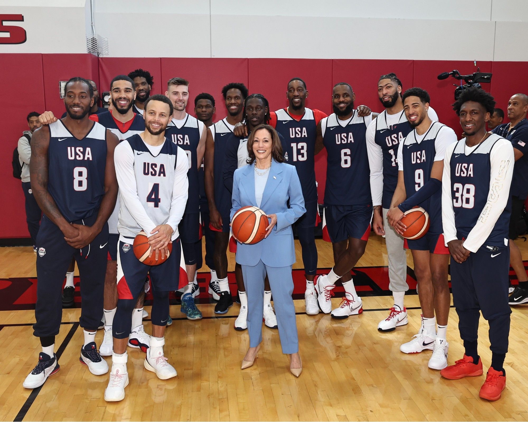 Everything Happened So Fast! Leonard Smiled Brightly Today During a Photo Session with the US Vice President!