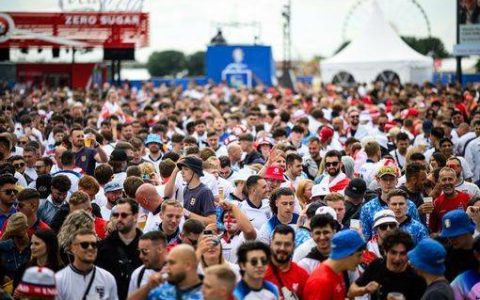 Over 10,000 Ticketless England Fans Gather in Düsseldorf, Mingle Joyfully with Swiss Supporters