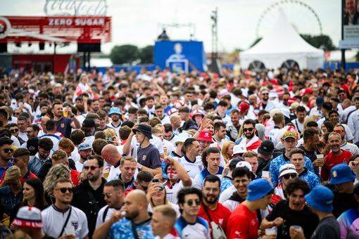 Over 10,000 Ticketless England Fans Gather in Düsseldorf, Mingle Joyfully with Swiss Supporters