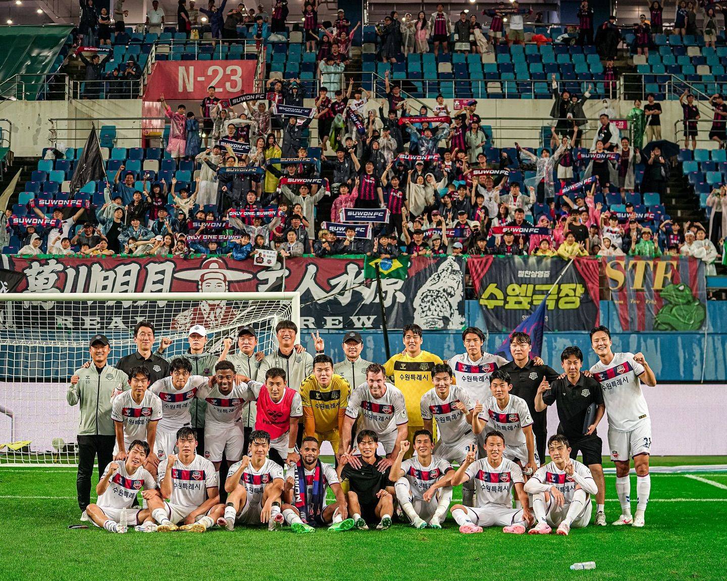 Chung Sung-yoon Complains About Lack of Presence in Team Photo, Suwon FC Creates Giant Poster for Him