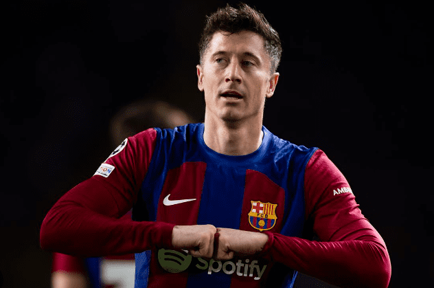 According to Marca, Barça coach Flick gave the players a day off on Sunday. They will continue their preparations for the 24/25 season at the Ciutat Esportiva Joan Gamper on Monday. Two international players are expected to join the next training session: Lewandowski and Christensen.Recently, Lewandowski showcased his intense training regimen on social media, some of which he undertook with his wife. His strength training, aerobic workouts, endurance exercises, cardiovascular work, plus his carefully planned diet, have helped him maintain excellent physical condition at age 35. He will continue as Barça's starting striker in the new season.In the 23/24 season, Lewandowski scored 26 goals in 49 appearances for Barça across all competitions. In this year’s European Championship, he represented Poland twice, playing against Austria and France, scoring one goal.Danish center-back Christensen is also expected to join Barça’s training on Monday, which will only take place in the morning. Goalkeeper Ter Stegen and Gündogan will then join the squad and head directly to the US tour starting on July 28. Rafinha, Koundé, Lamine Yamal, and Ferran Torres will join later, possibly flying directly to the United States.However, nine players may miss the US tour. Ferrim, Eric García, and Kubarsi will participate in the Paris Olympics and thus will not be available for Flick. Additionally, there are several injured players within the Barça squad, including Araújo (who is about to undergo surgery in Finland), Gavi, Pablo Torre, Pedri, Frenkie de Jong, and Balde. Some of them might join the team in the US if their recovery progresses well.