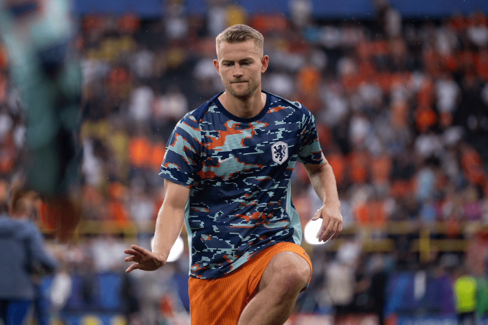 Bayern Sports Director: Discussions of De Ligt's Transfer to Manchester United Are Premature; Player Must Be Respected