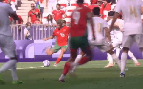 Stone-breaking Surprise! Ezazlori Scores with a Right-footed Strike Inside the Box: Morocco vs. Iraq