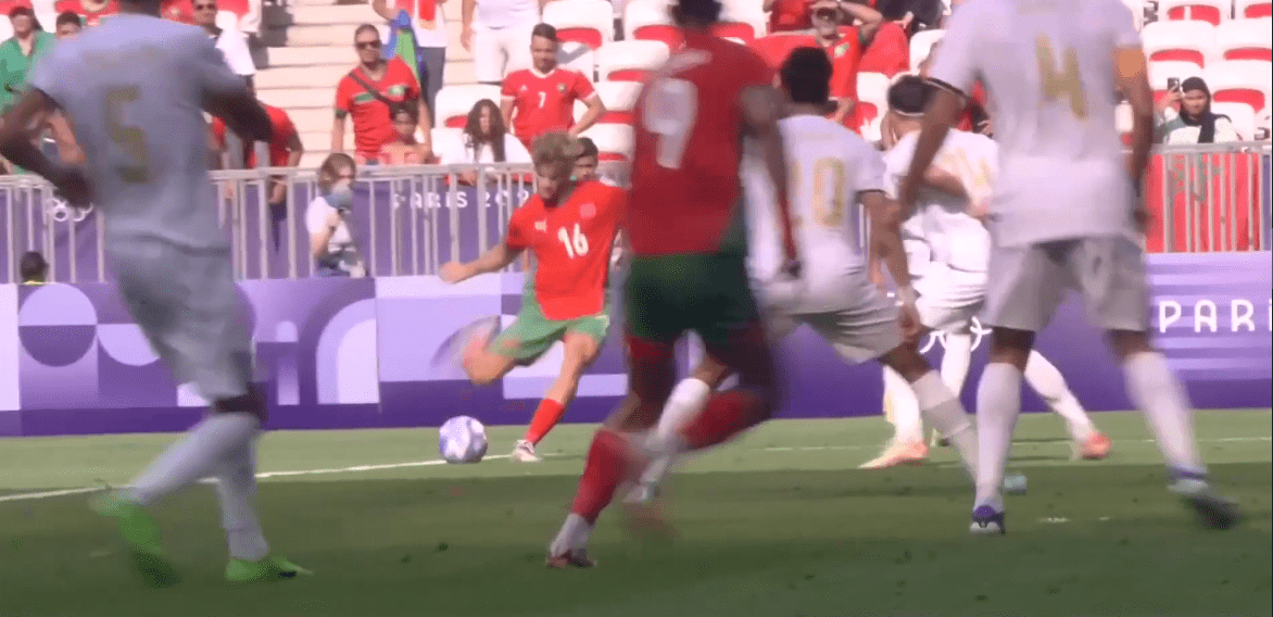 Stone-breaking Surprise! Ezazlori Scores with a Right-footed Strike Inside the Box: Morocco vs. Iraq