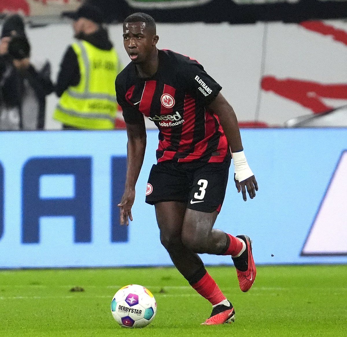 German Sky: Talks Have Begun for Paris to Acquire Frankfurt Defender Willian Pacho