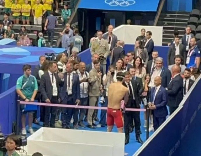 After the Race, Wang Shun Shakes Hands with French President Macron: I Have Given It My All—Hope This Medal Contributes Energy to My Homeland