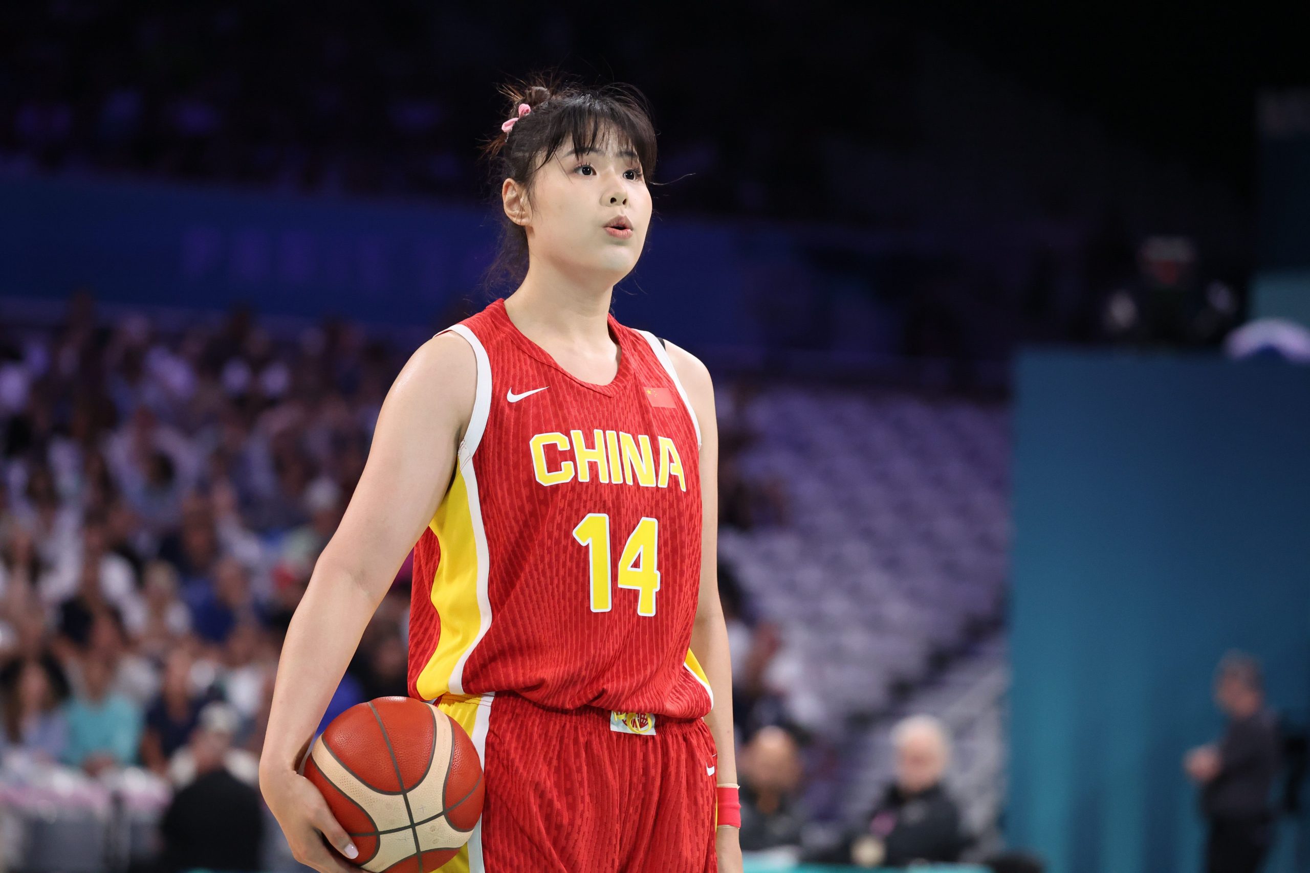 Li Yu'er Shines with Rebounds and Dominant Performance on Both Ends of the Court