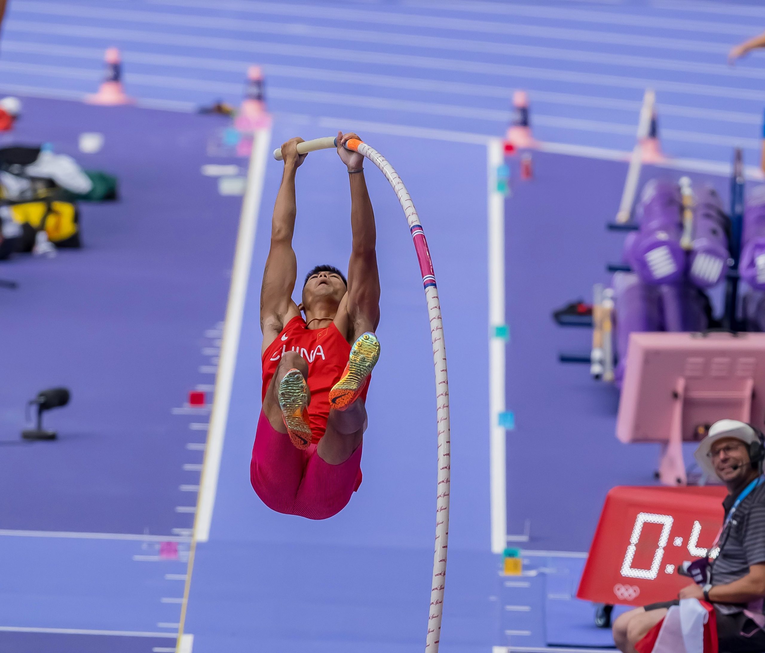 Men's Pole Vault Final: Swedish Athlete Sets World Record to Retain Gold; Chinese Athlete Huang Bo Kai Jumps Personal Best