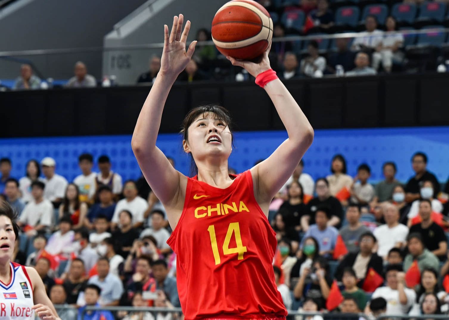 Li Yueru Dominates Offense and Defense in First Period, China Women's National Team Leads Spain