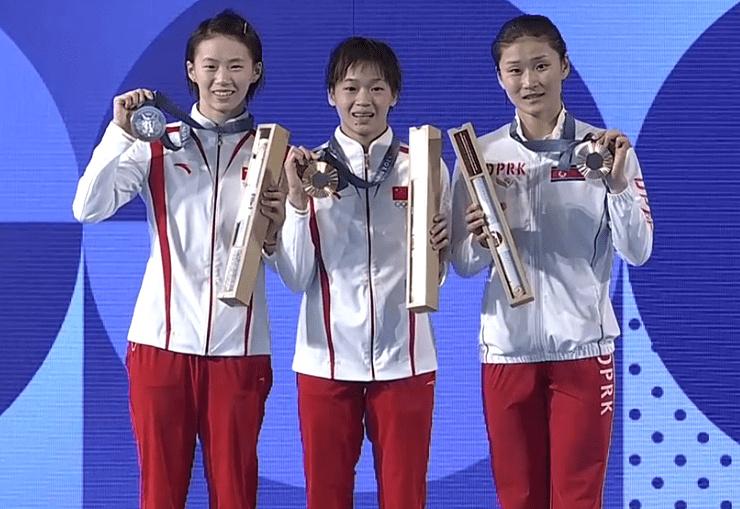 Gold and Silver! Women's 10m Platform Diving Final: Chinese Divers Quan Hongchan and Chen Yuxi Secure Gold and Silver