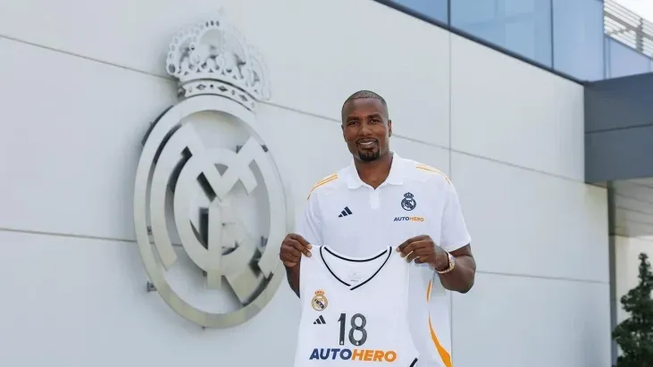 Real Madrid Official: 34-Year-Old Bayern Midfielder Ibaka Joins the Team