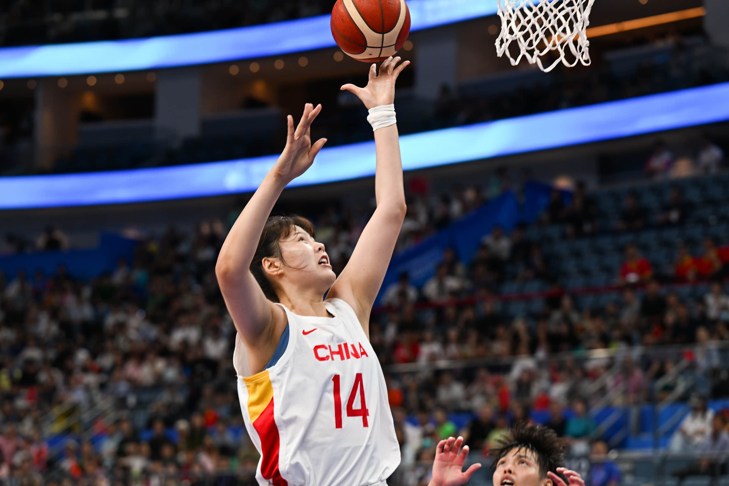 Li Yueru scores and grabs rebounds in the first half, helping the Chinese women's basketball team lead Puerto Rico by 11 points