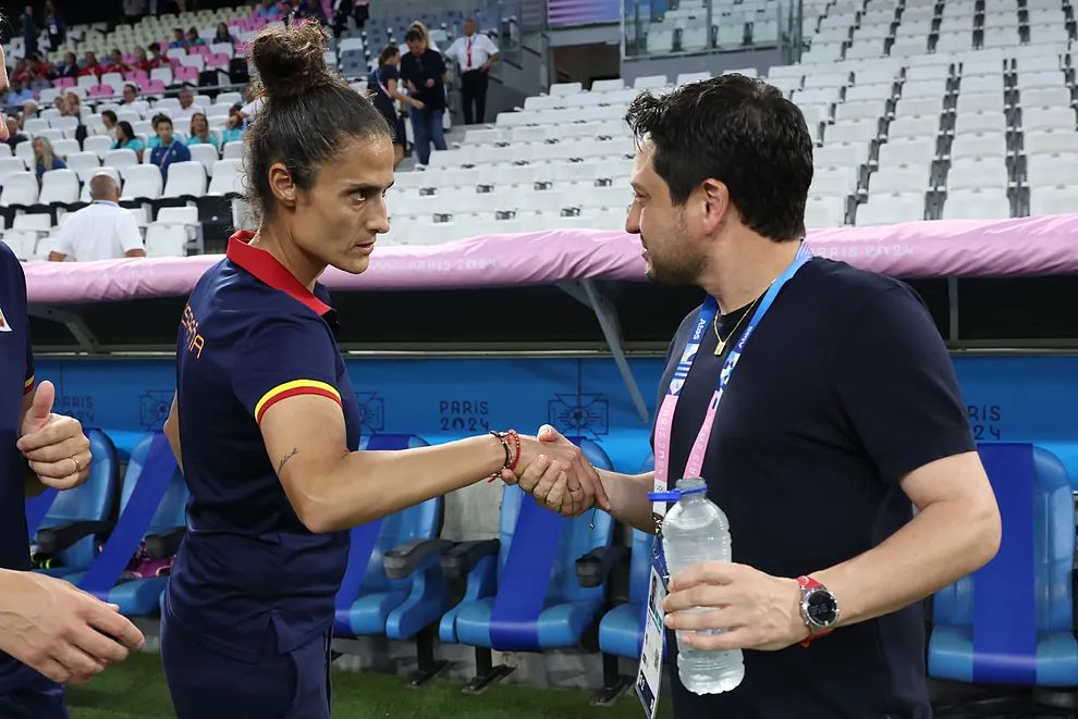 Spain's Women's Football Coach Criticizes Brazil for Time-Wasting and Explains Star Player's Absence from Starting Lineup