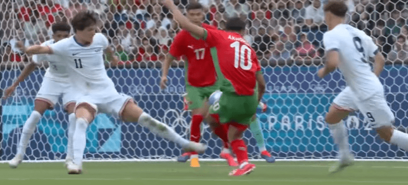 Akhamouch's powerful shot in the box created danger, bravely saved by the US goalkeeper