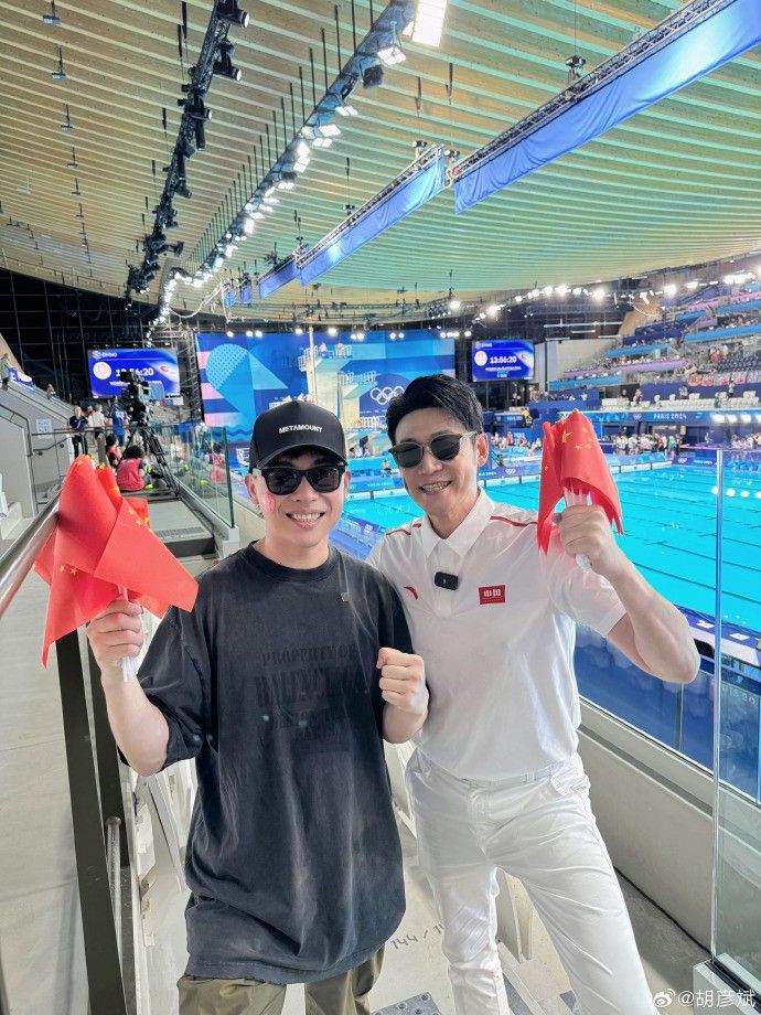 Hu Yanbin and Lu Yi Show Up at the Olympic Venue to Cheer on Quan Hongchan and Chen Yuxi