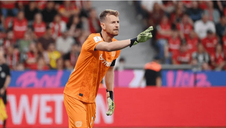 Happiness Amidst Troubles? Both Leverkusen Goalkeepers Excelling, Alonso Struggles to Decide on the Starting Keeper for the New Season