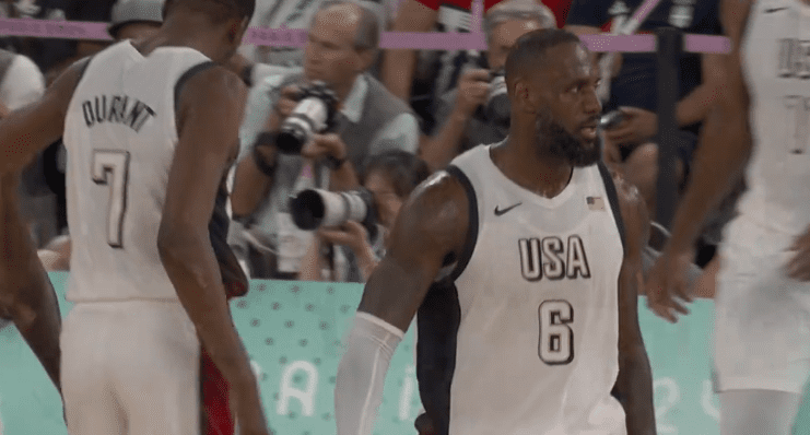 Hero of the U.S. Men's Basketball Team's Comeback! James Scores Points, Grabs Rebounds, and Delivers Assists