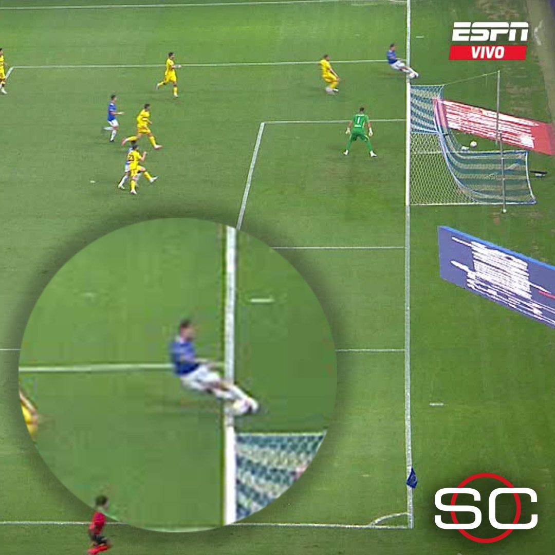 Did the ball go out of play? Boca Juniors protest that the ball was entirely out of play before Cruzeiro's goal