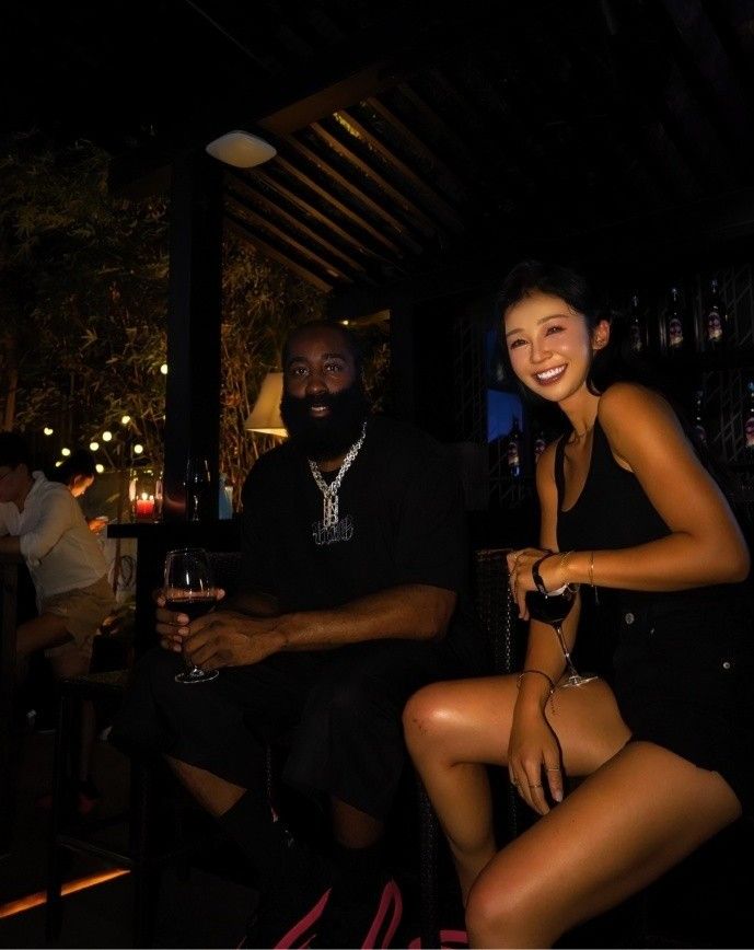 Famous Female Host Zhang Manyuan Shares a Photo with James Harden: "Welcome Home, Harden"