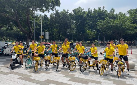 Riders are ready - Guangzhou Leopard player Xiao Zhi cycling with teammates