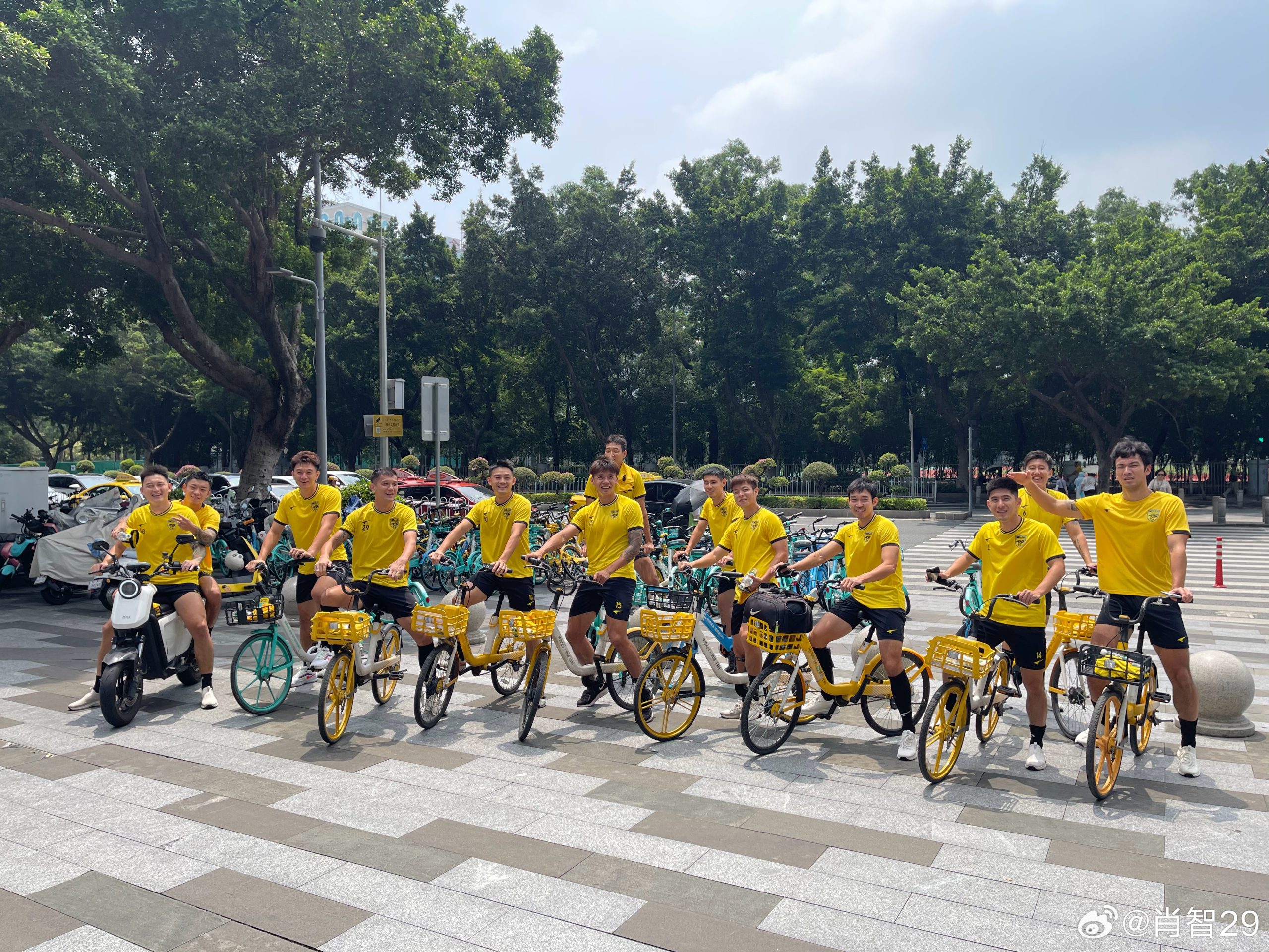 Riders are ready - Guangzhou Leopard player Xiao Zhi cycling with teammates