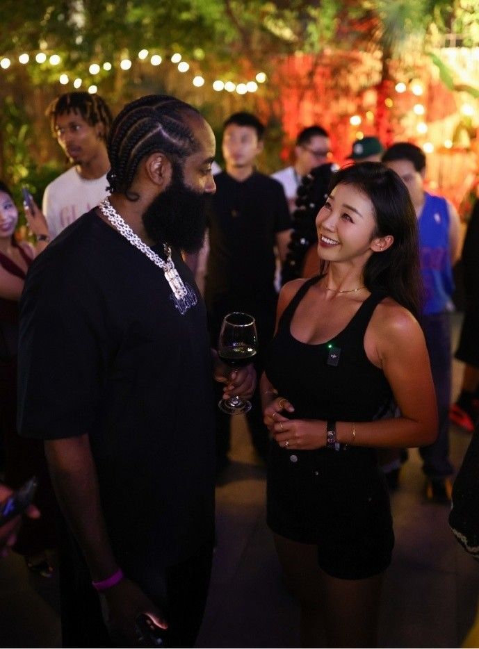 Famous Female Host Zhang Manyuan Shares a Photo with James Harden: "Welcome Home, Harden"