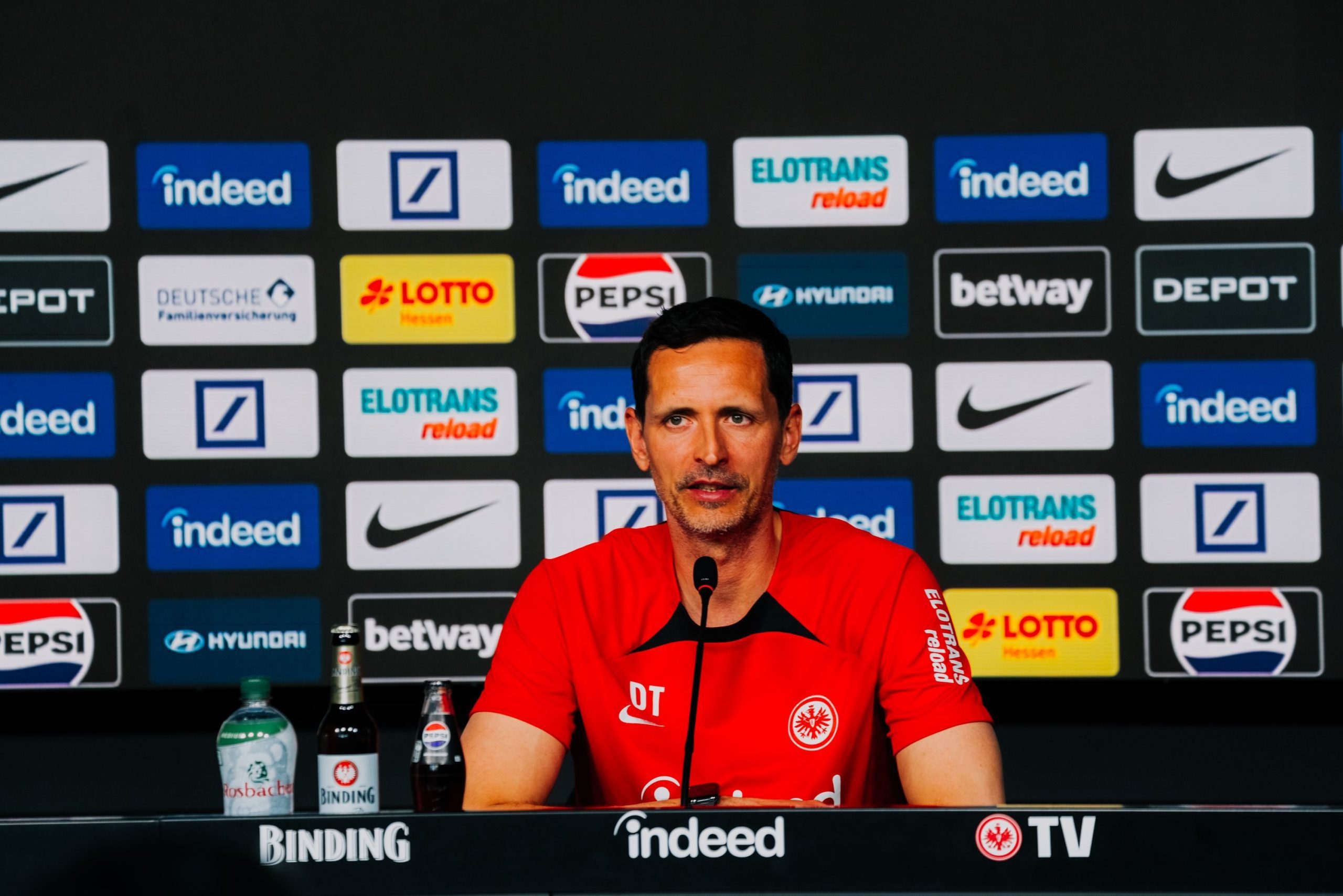 Frankfurt Coach: Full Squad Available for Braunschweig Match