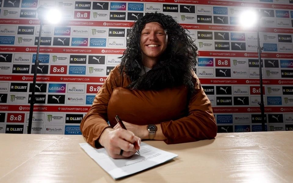 Rare Scene! Aaron Ramsdale Appears as Harry Potter Character for Signing with Southampton