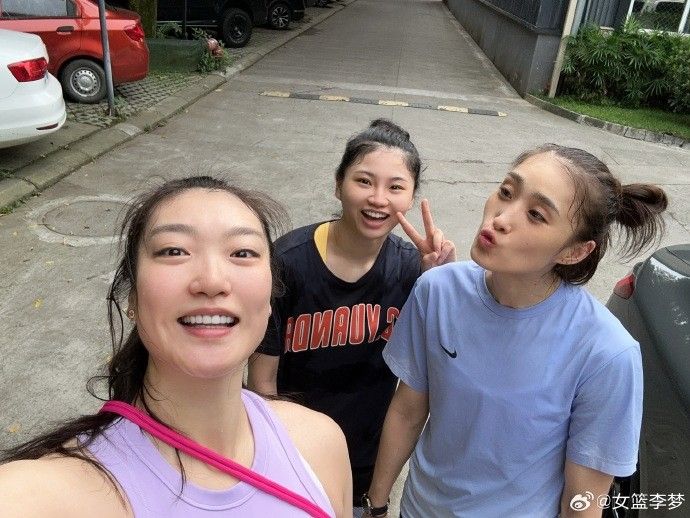 Li Meng Shares Group Photo with Teammates: Chattering, Noisy, and Happy