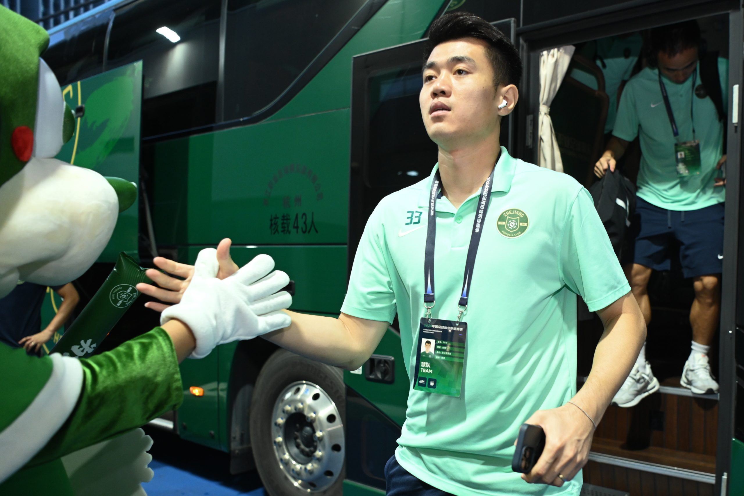 Zhejiang's Main Goalkeeper Zhao Bo Misses Starting Lineup Against Lion City Sailors Due to Acute Conjunctivitis