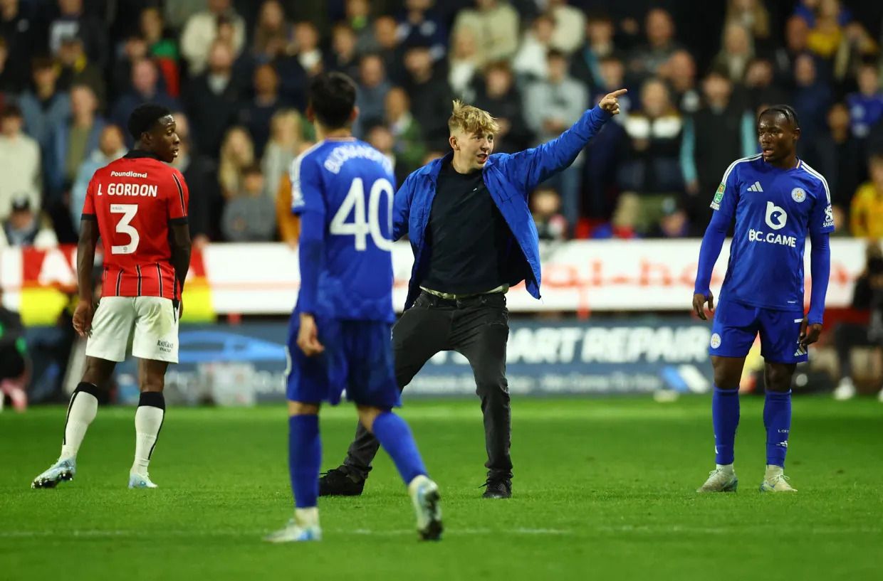 Team Fails to Secure a Win in the Opening Rounds; Enraged Leicester City Fans Storm the Pitch Attempting to Attack Manager Cooper