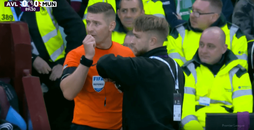 Stealing the Show! Main Referee's Equipment Malfunctions Near Stoppage Time, Forcing a Pause in Manchester United's Away Match Against Villa