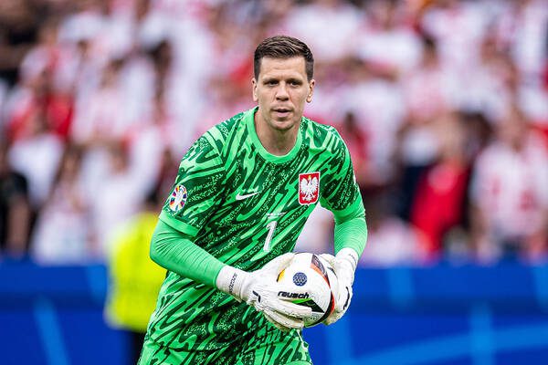 Journalist: Barcelona Discussing Joining Matters with Szczęsny as Player Considers Possibility of Return to the Pitch